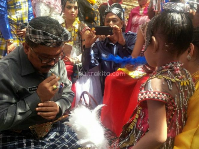 
Ratusan Remaja Perempuan Meriahkan Tradisi Kariaa