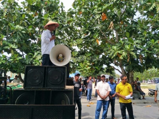 
Diduga Selewengkan Dana Desa, Puluhan Warga Protes Plt Kades Kapota