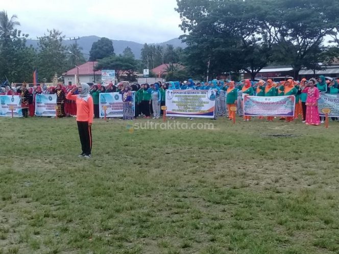 
Suasana pembukaan Jambore TP PKK Kolaka Timur yang dilaksanakan di lapangan Latomoro, kelurahan Tirawuta