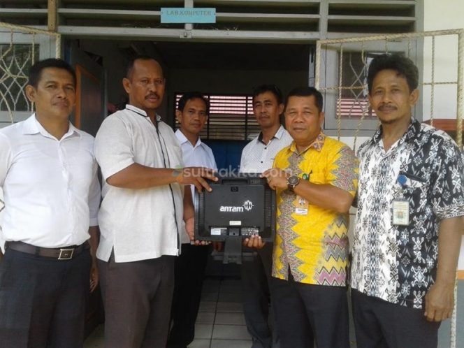 
ist/sultrakita.com
Comdev Asisstan Manager PT Antam UBPN Sultra, H. Umar (baju kuning) menyerahkan bantuan komputer secara simbolis di SMAN 1 Pomalaa, beberapa waktu lalu.
