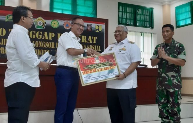 
Menteri Sosial (Mensos) Agus Gumiwang Kartasasmita menyerahkan bantuan dana secara simbolis kepada Gubernur Sultra Ali Mazi didamping Danrem 143/ Halu Oleo Kolonel Inf Yustinus Nono Yulianto