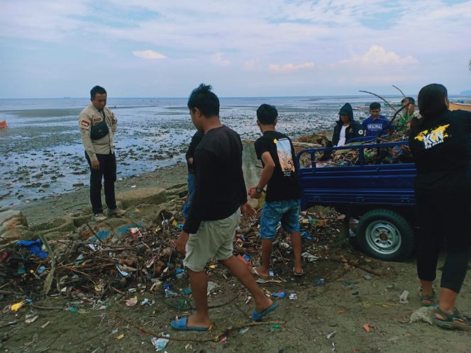 
Kepala Desa Konaweeha Hastu saat memberikan pengaharan kepada mahasiswa KKN USN Kolaka dan pemuda desa saat akan melakukan bersih pantai 