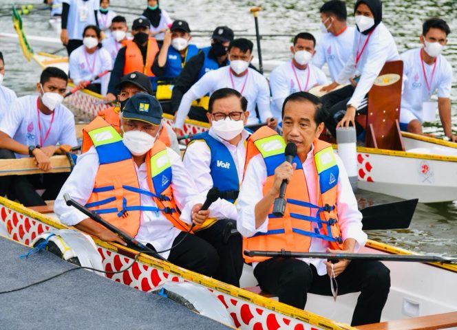 
 Presiden Jokowi Menyusuri Bendungan Ladongi dengan Perahu Naga