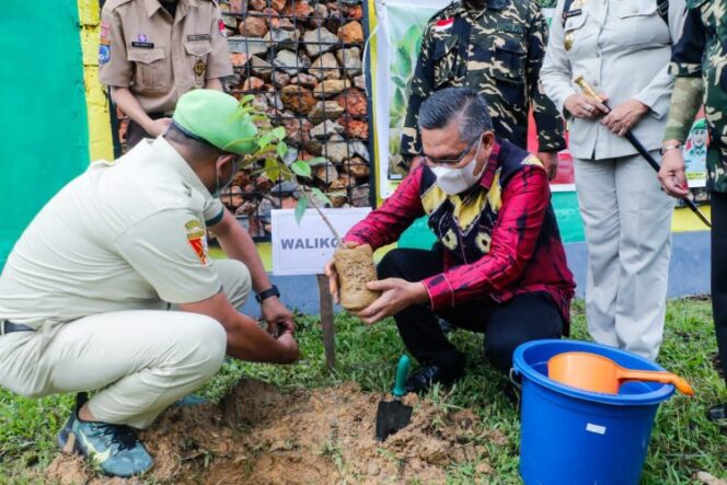 
 Rayakan HUT Pemuda Panca Marga, Wali Kota Kendari dan MAN Insan Cindekia Tanam Pohon