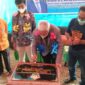 Kepala Dinas Pendidikan dan Kebudayaan Provinsi Sultra, Drs Asrun Lio MHum PhD didampingi Ketua Komisi I DPRD Provinsi Sultra, Rifqi Saifullah Razak ST saat meresmikan delapan gedung baru milik SMAN 2 Wawonii Tenggara.