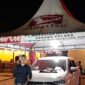 Supervisor Marketing PT MRM Kolaka Asratmin Rigay memperlihatkan salah satu produk Daihatsu