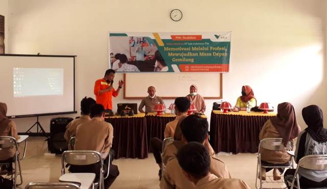 
 Kelas Motivasi yang dilaksanakan di SMK Pertambangan Bahomohoni, kecamatan Bungku Tengah kabupaten Morowali, Sulawesi Tengah, Sabtu (5/02/2022)