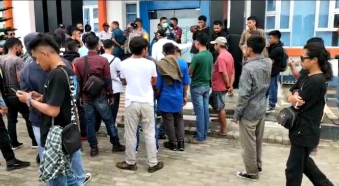 
Sejumlah penumpang kapal saat mendatangi KSOP Kendari mempertanyakan penundaan keberangkatan kapal