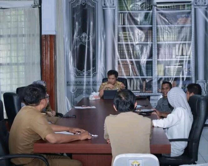 
Kepala Dinas Kominfo Ridwan Badallah didampingi sejumlah pejabat eselon tiga, dan dihadiri Ketua KPID Sultra Ilyas beserta sejumlah komisioner KPID lainnya. Foto Jufri Bonekarsa Dinas Kominfo Sultra