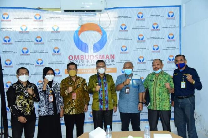 
Ombudsman Republik Indonesia Perwakilan Sulawesi Tenggara melangsungkan penyerahan Hasil Penilaian Kepatuhan Tahun 2021, kepada pemerintah Kota Kendari, yang diterima langsung oleh Wali Kota Kendari Sulkarnain Kadir, yang berlangsung di Kantor Ombudsman RI Perwakilan Sultra, Jumat (1/4/2022)