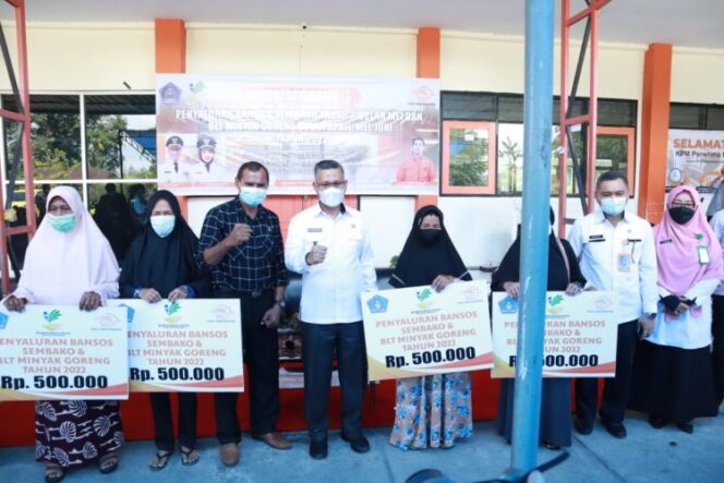 
Wali Kota Kendari Serahkan BLT Minyak Goreng