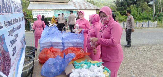 
Peduli Sesama, Polsek Pakue dan Korcam Apuk Bagi Takjil Gratis