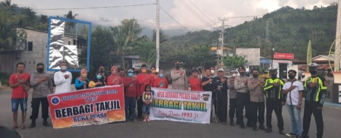 
Peduli Sesama, Polres Kolut dan Apuk Bagikan Takjil Gratis
