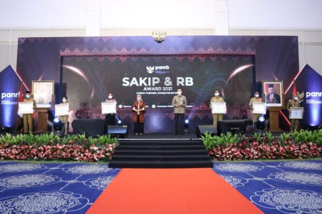 
 Suasana acara Penyerahan Hasil Evaluasi Akuntabilitas Kinerja dan Pelaksanaan Reformasi Birokrasi Instansi Pemerintah Provinsi, Kabupaten, dan Kota Tahun 2021, di Jakarta, Selasa (05/04).