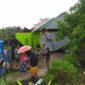 Angin puting beliung menerjang belasan rumah warga di perumahan HKSN Kelurahan Mangolo Kecamatan Latambaga pada Sabtu (21/5) sore.