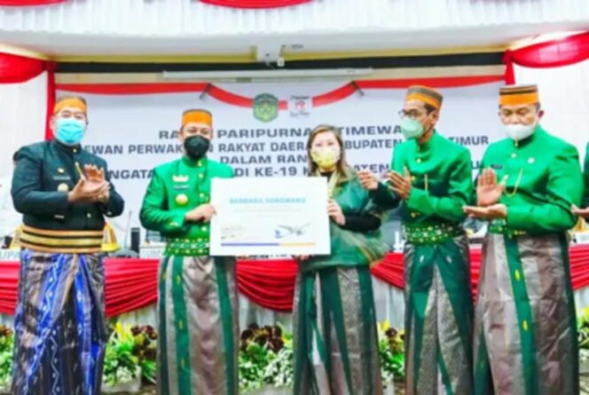 
 penyerahan Bandara Sorowako dan pengelolaan kebandarudaraan oleh Presiden Direktur sekaligus Chief Executive Officer (CEO) PT Vale Indonesia Febriany Eddy kepada Gubernur Sulsel Andi Sudirman Sulaiman di Kabupaten Luwu Timur, Kamis (12/5)