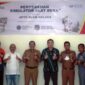 Foto Bersama usai penyerahan dua unit simulator alat berat excavator dan backhoe dari PT CNI kepada UPTD BLKK Kolaka