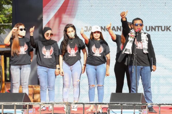 
Inginkan Kesejahteraan Masyarakat Desa, Ribuan Warga Sultra Suarakan Ganjar Pranowo Presiden 2024