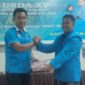 Whandi Pratama Putra Sisman (kanan) yang terpilih secara aklamasi sebagai Ketua KNPI Kolaka periode 2022-2025 dalam Musda XV Komite KNPI Kabupaten Kolaka.