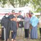 Karyawan PT Antam UBPN Kolaka dan mitra kerja saat membagikan daging kurban