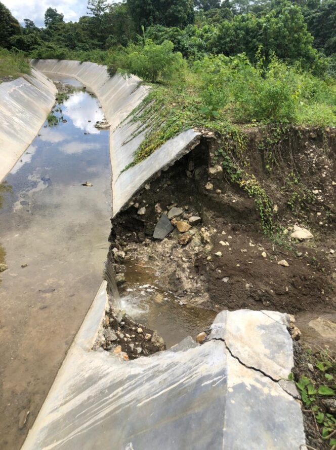 
ProyeksSaluran irigasi yang berada di kabupaten Buton Utara rusak. 