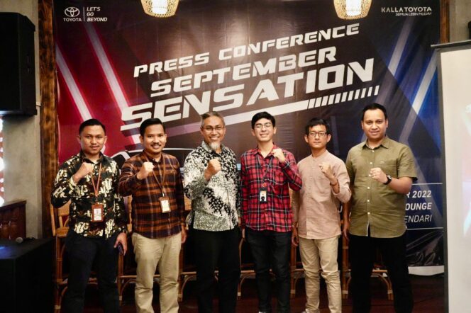 
Caption Foto :  (dari kiri ke kanan) Abdul Wahab Ramli selaku Kepala Cabang Kalla Toyota Kendari (Ahmad Yani), Sarwan Amir selaku SPV Bengkel Kalla Toyota Kendari, Andi Aswar Kepala Cabang Kalla Toyota Tendean, I Made Krisna Satria Dwipayana selaku Perwakilan ACC Kendari, Erik Rahman selaku perwakilan TAF Kendari, Muhammad Asri selaku Kepala Cabang Kalla Toyota Kendari 3 (Andounohu) hadir memaparkan program September Sensation di Pujasera (09/09). Bulan September ini menjadi bulan spesial bagi pelanggan yang ingin membeli Toyota baru. Pasalnya, Kalla Toyota menghadirkan program menguntungkan bertajuk September Sensation.