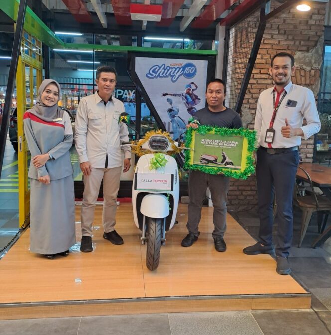 
Caption Foto :  Ariyanto Arifin selaku kepala cabang Kalla Toyota Mal Ratu Indah turut hadir menyerahkan langsung kepada bapak Mustakim perwakilan bapak Mattayang Dg Ngimba yang merupakan pelanggan yang beruntung. Motor Benelli Panarea diserahlan secara langsung di showroom Kalla Toyota Mal Ratu Indah beberapa waktu lalu. Turut hadir mendampingi, Andika Arya selaku sales Kalla Toyota dan Andi Winda selaku Customer Relation Person Kalla Toyota. Bapak Mattayang Dg Ngimba sendiri merupakan salah satu pelanggan setia Kalla Toyota yang memenangkan motor Benelli Panarea dalam program Test Drive and Win.