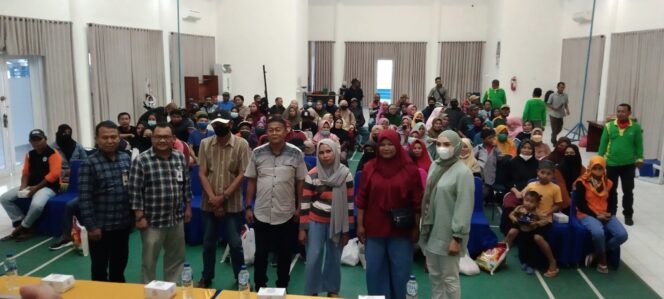 
Plt Direktur Umum Bank Sultra Ronal Siahaan, bersama Direktur Kepatuhan Bank Sultra Hariyanto, Kepala Divisi Corporate Secretary Wa Ode Nurhuma foto bersama dengan masyarakat penerima bantuan