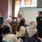 Karmila tutor dari MiCiS English Course sedang memberikan materi di kelas beginner, pada English Learning Class yang diadakan oleh PT Vale bersama Pemuda Asli Sorowako, Kamis (29/9/2022)