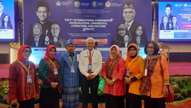 
Mewakili Gubernur, Pj Sekda Pemprov Sultra, Drs Asrun Lio MHum PhD (baju putih) saat foto bersama dalam kegiatan the international conference on education, linguistics, literature, and culture (ICELLC), belum lama ini, di Kendari.
