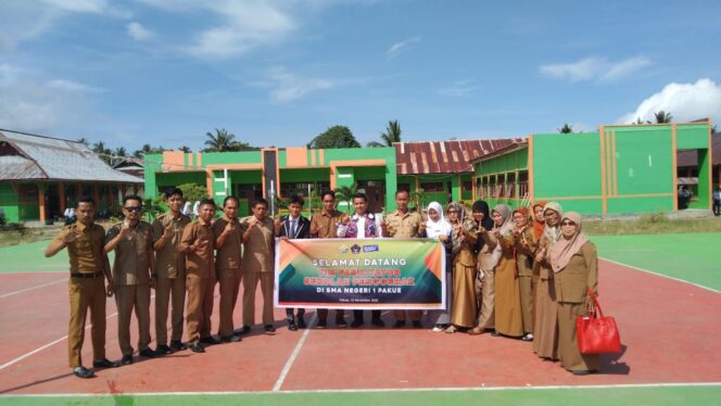 
Dosen Prodi Pendidikan Bahasa Indonesia USN Kolaka, Dr. Sarmadan, M.Pd (tengah) bersama Kepala Sekolah dan Guru di halaman SMAN 1 Pakue.