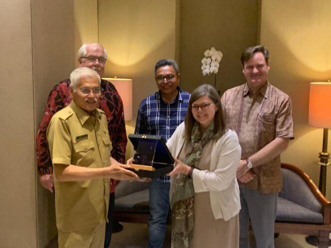 
Asrun Lio Bertindak Penerjemah Dalam Pembahasan Kerjasama URI