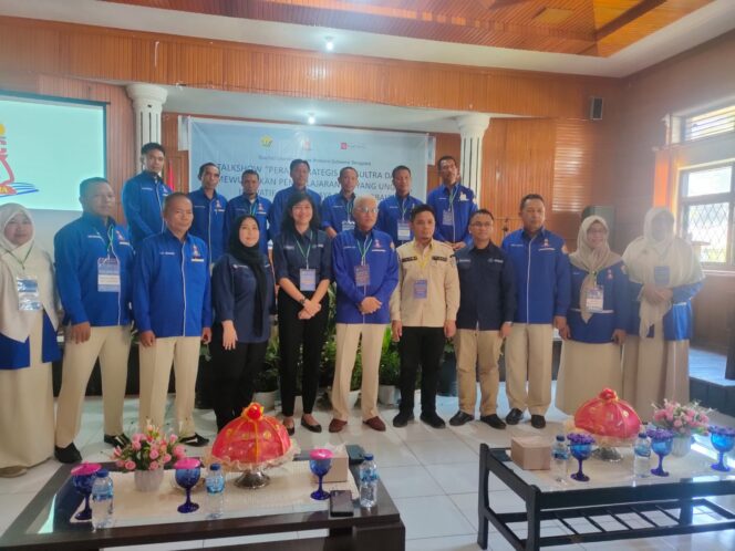 
Pj Sekda Pemprov Sultra yang juga Kepala Dinas Pendidikan dan Kebudayaan Provinsi Sultra, Drs Asrun Lio MHum PhD turut menjadi narasumber bersama pihak Putera Sampoerna Foundation (PSF) dan Koordinator Kemitraan Teacher Learning Center (TLC) Sultra, belum lama ini, di Kendari.