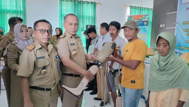 
Pemkab Butur Berikan Bantuan Perlindungan Sosial ke Masyarakat Kurang Mampu
