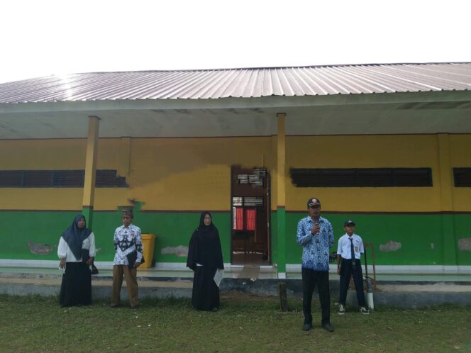 
Gelar Upacara, SD-SMPN Satap 6 Konawe Selatan Peringati HUT PGRI