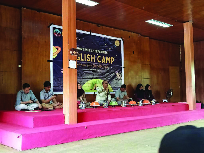 
Dekan FKIP USN Kolaka (tengah) didampingi Kaprodi PB-Inggris dan beberapa dosen PB-Inggris saat membuka kegiatan English camp di Rumah Adat Mekongga, Kolaka, Senin (19/9/2022)
