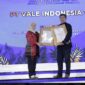 Senior Manager of Strategic Planning and Formalities Oky Hermansyah saat menerima penghargaan dari Indonesia Sustainable Development Award (ISDA) 2022 di Hotel Ritz Carlton, Jakarta, Selasa (22/11/2022)