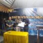 General Manager PT Antam Tbk UBPN Kolaka Nilus Rahmat (kanan) saat menyerahkan LPJU kepada Bupati Kolaka Ahmad Safei.