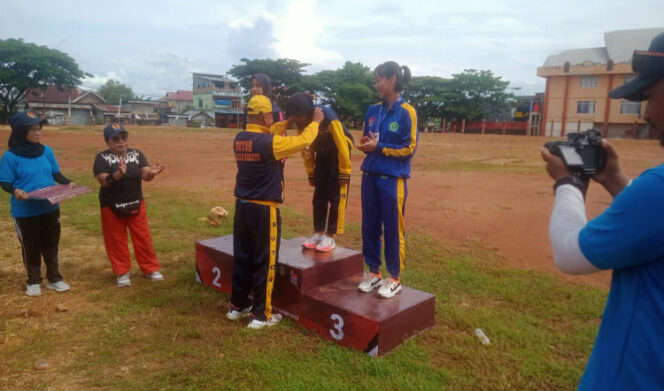 
Cabor Atletik Buton Raih Satu Medali Emas di Porprov XIV Sultra 2022