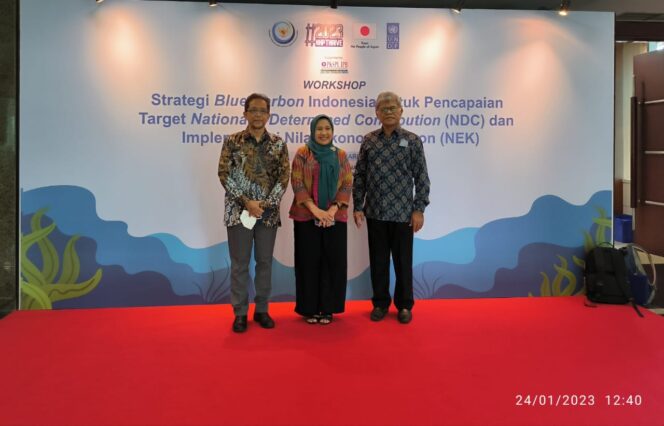 
Rektor ITK Buton, Prof Ir H La Sara MSi PhD (ujung kanan) saat menghadiri Workshop Strategi Blue Carbon Indonesia di Jakarta, belum lama ini.