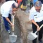Bupati Kolaka, Ahmad Safei (kanan) dan Wakil Bupati Muhammad Jayadiin saat melakukan peletakan batu pertama. FOTO: DIskominfo Kolaka