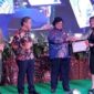Menteri Lingkungan Hidup dan Kehutanan, Siti Nurbaya Bakar menyerahkan penghargaan kepada CEO PT Vale, Febriany Eddy