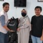 CSR Manager PT ANTAM Tbk UBPN Kolaka, Maemanah (tengah) bersama Eksternal Relation Manager Bambang Tri Ariwibowo (kanan) menyerahkan secara simbolis 1.000 paket Ramadhan yang diterima langsung oleh Kabag Kesra Pemda Kolaka, Syaifuddin Mustaming, Rabu (22/3/2023).