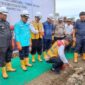 Bupati Butur Muhammad Ridwan Zakariah meletakan batu pertama pembangunan jembatan penghubung antara Desa Langere dan Desa Koepisino, Sabtu (4/3/2023).