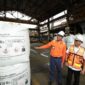 Kepala Staf Kepresidenan (KSP), Moeldoko memerhatikan nikel dalam matte produksi PT Vale Indonesia yang telah dikemas dan siap dibawa ke Pelabuhan Balantang, Malili, Luwu timur.