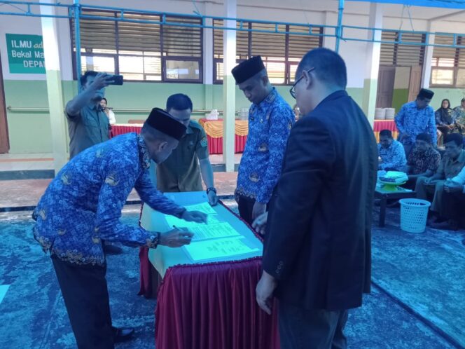
Pimpin Sertijab, La Ali Imbau Kepala Sekolah SMA dan SMK Konsel Lahirkan Inovasi Baru