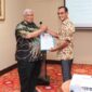 Gubernur Sultra, Ali Mazi menyerahkan Surat Keputusan (SK) Gubernur Sulawesi Tenggara (Sultra) tentang Penetapan Lokasi Pengadaan Tanah Blok Pomalaa kepada Wakil Presiden Direktur PT Vale, Adriansyah Chaniago