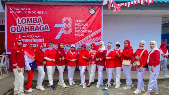 
Ketua  Dharma Wanita Persatuan (DWP) Provinsi Sultra, Dra Waode Munanah Asrun Lio (berkacama hitam ke tujuh dari kiri) bersama para pengurus dan panitia lomba, kemarin, di Kendari.