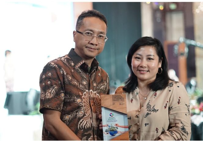 
 CEO PT Vale Febriany Eddy (kanan) bersama Head of Communications PT Vale Bayu Aji berfoto dengan piagam penghargaan Corporate Sustainability Award Katadata usai menerima penghargaan ini di Jakarta, Selasa (26/09)
