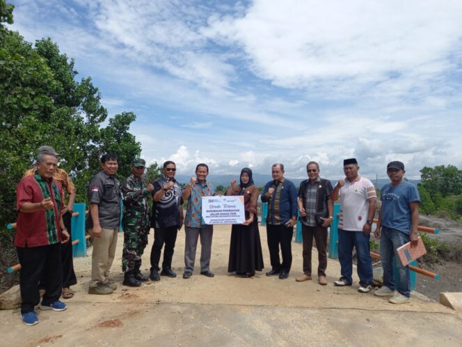 
Comdev Assistant Manager PT Antam Tbk UBPN Kolaka, Anggoro DS secara simbolis menyerahkan penggunaan jembatan yang telah dibangun Antam kepada Kepala Desa Totobo Nirwani, 14/12/23.